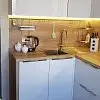 Угловые кухонные шкафы с глянцевыми дверьми