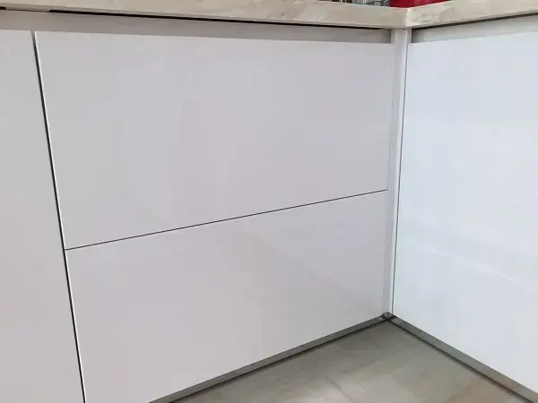 Белые выдвижные шкафы в кухоном гарнитуре - фото 1