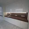Белый кухонный гарнитур 330 на заказ - фото 2Белые глянцевые шкафы до потолка в кухонном гарнитуре