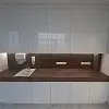 Белый кухонный гарнитур с коричневым фартуком - фото 1