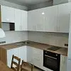 Белый фасад кухни с коричневой столешницей - фото 1
