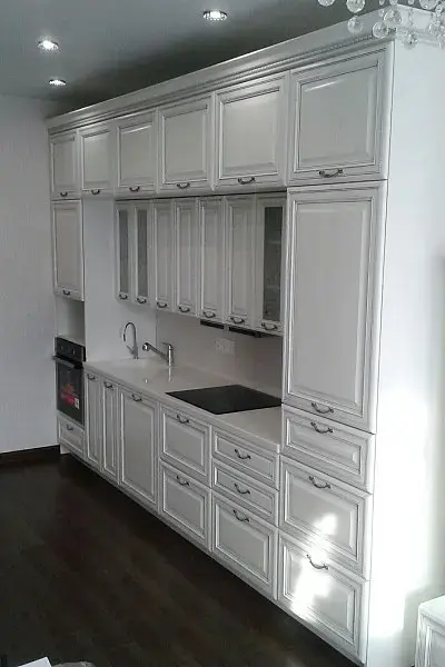 Кухонный гарнитур белого цвета с высокими шкафами - фото 1