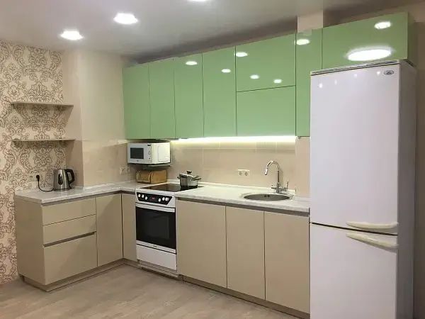 Угловая кухня со свтело-салатовыми шкафами - фото 1