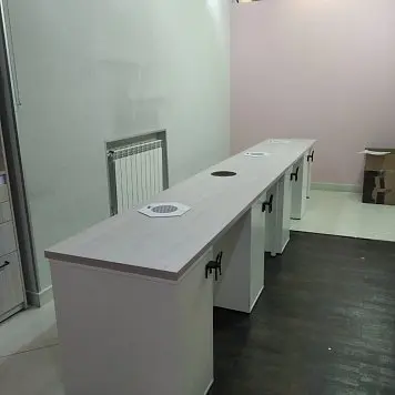 Белые столы в салон фото №1
