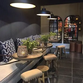 Столы и стулья в кафе в темных тонах stoly-i-stulya-v-kafe